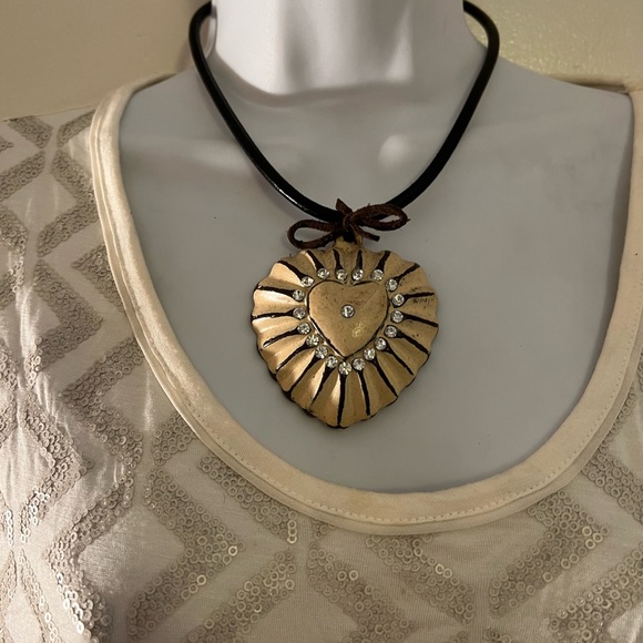 LEATHER NECKLACE WITH DISTRESSED WOODEN HEART PENDANT - Picture 3 of 7